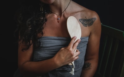 穿灰色无肩带上衣的女人